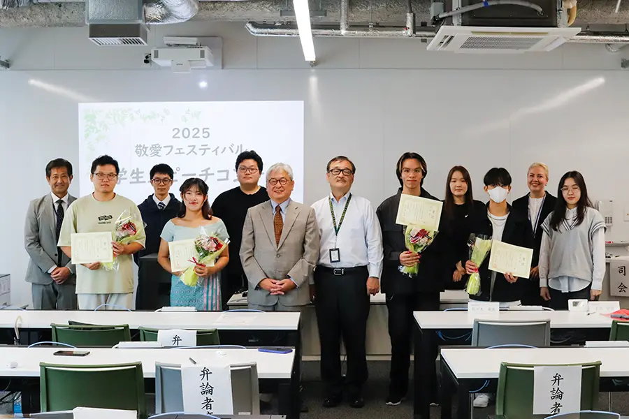 日本語スピーチコンテストの参加者と関係者の集合写真