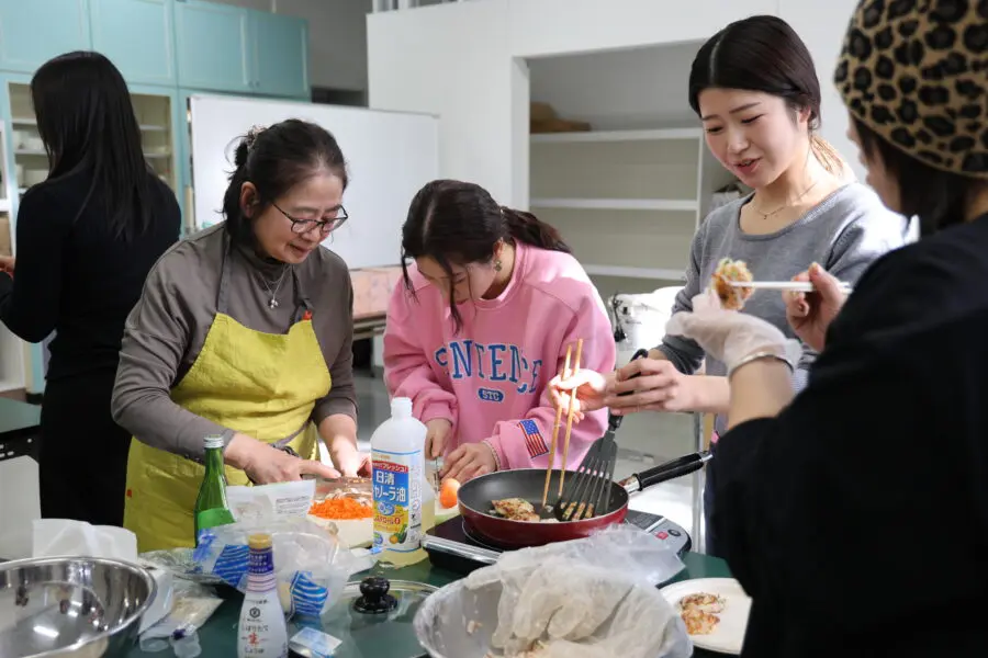 料理イベントで調理する参加者たち