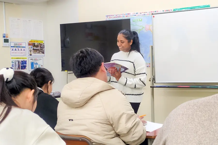 日本語学校で教育実習に取り組むSさん