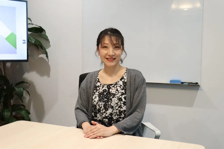 インタビューに応じる郭玲玲さん