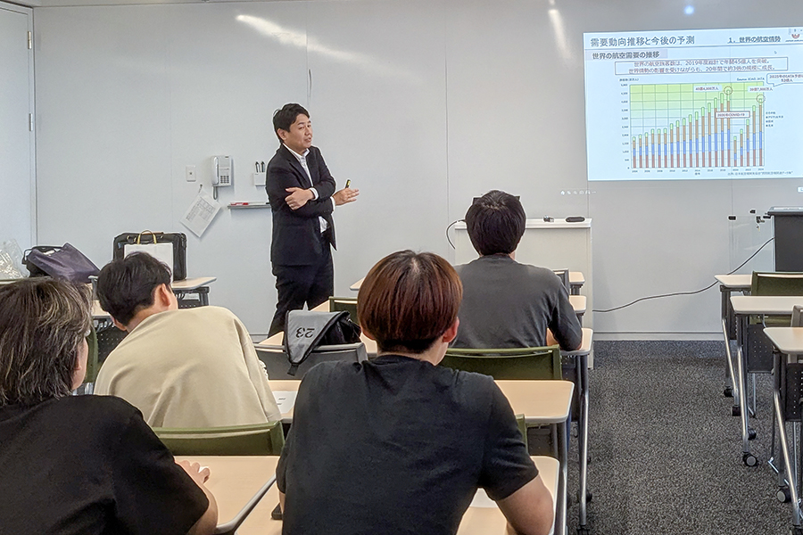 日本航空株式会社(JAL)総合政策部の酒井雄介氏を講師に迎え、航空業界を取り巻く環境やJALグループの事業、今後の展望について学ぶ