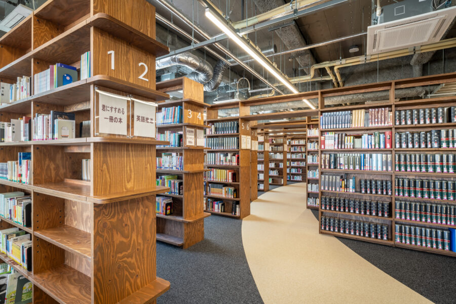 専門書や雑誌が並ぶ敬愛大学新1号館の図書館