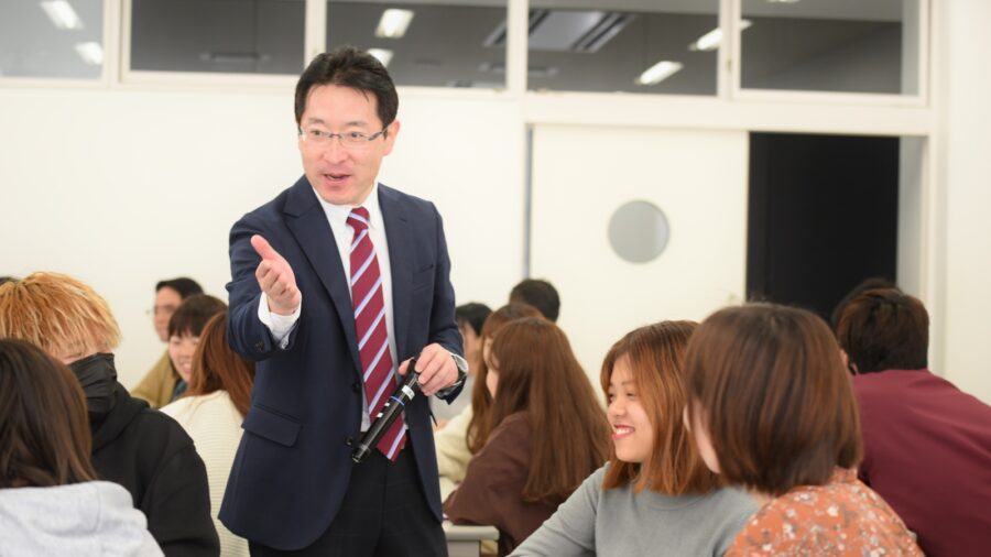 教員と学生が英語を学ぶ授業の様子