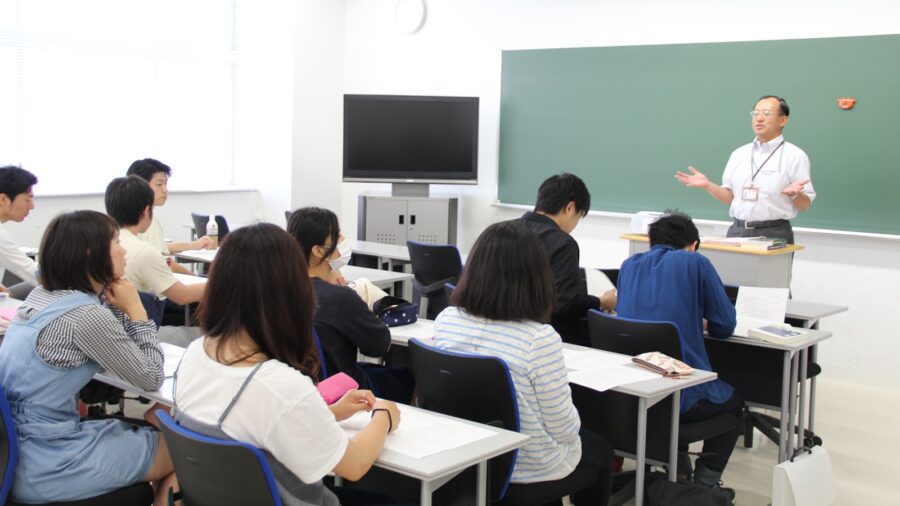 英語を生かした進路について学ぶ学生の様子
