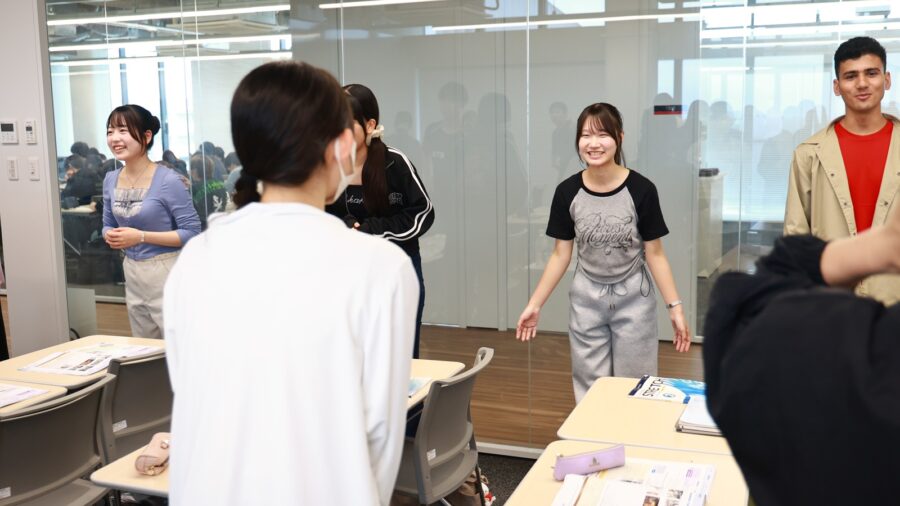学生がペアやグループで英語を使う授業の様子
