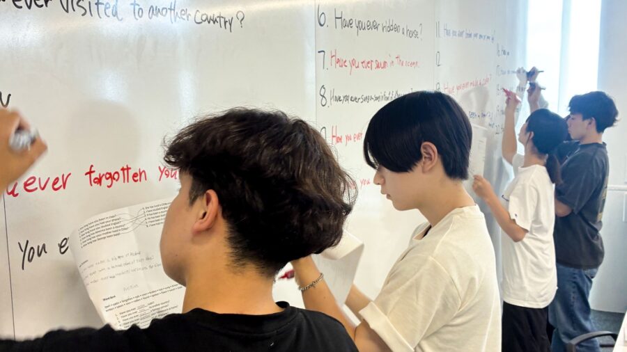 学生が英語資格試験の学習に取り組む様子