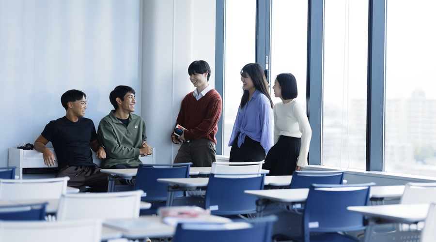 国際学部での学びを生かして活躍する先輩