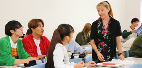 英語を使って教員や学生が交流しながら学ぶ授業の様子