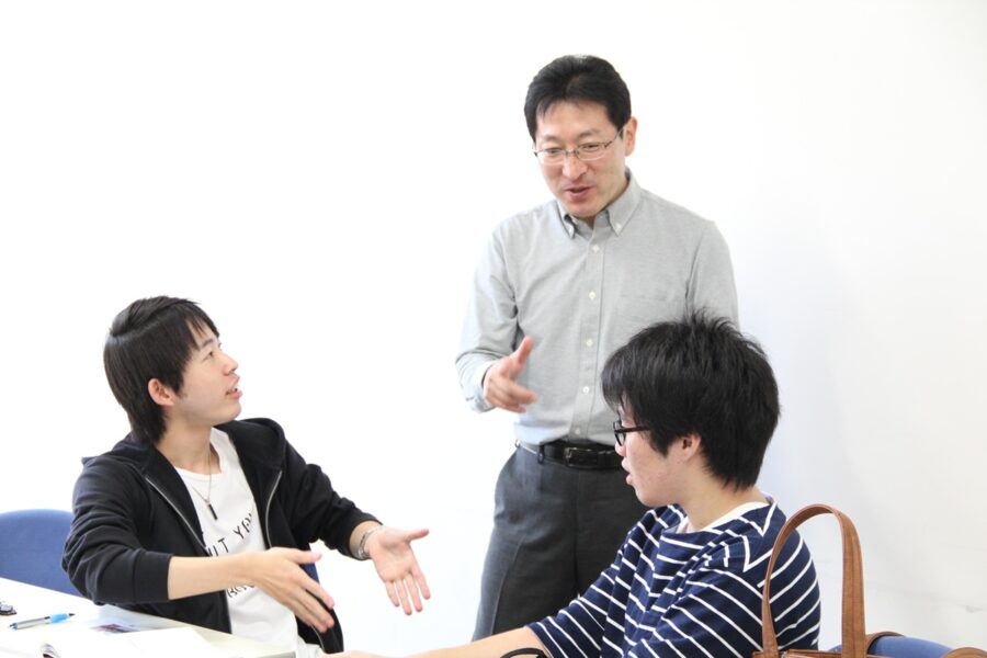 向後ゼミで学生が英語を使って学ぶ様子