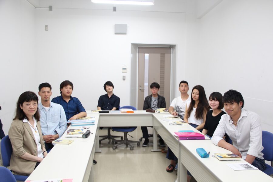 増井ゼミで学生がアメリカ現代社会について学ぶ様子