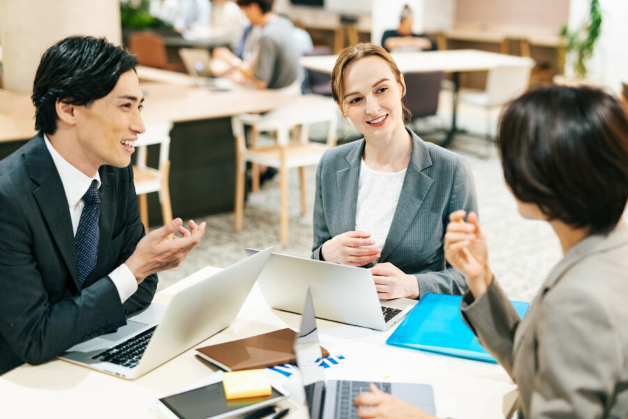 外国人スタッフと日本人スタッフの職場での感じ方を調べるイメージ