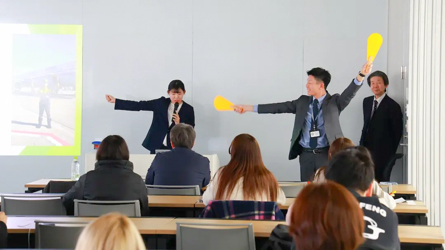 企業やビジネスについて学ぶ授業の様子