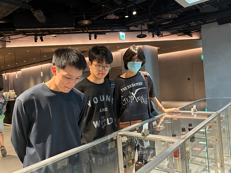 「OGAWA COFFEE LABORATORY 高輪」の実験用展示物を眺める学生たち