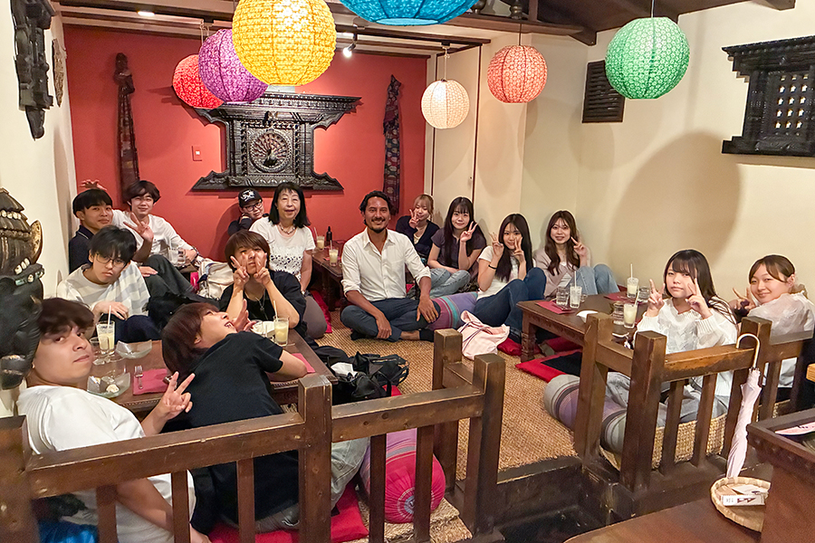 敬愛大学国際学部卒業生が経営するネパール料理店「バルピパル」で、庄司ゼミの学生が店内に集まって記念撮影。クルフィーとマンゴーラッシーを味わい、カトマンズ盆地のネワール族の文化を学んだ。