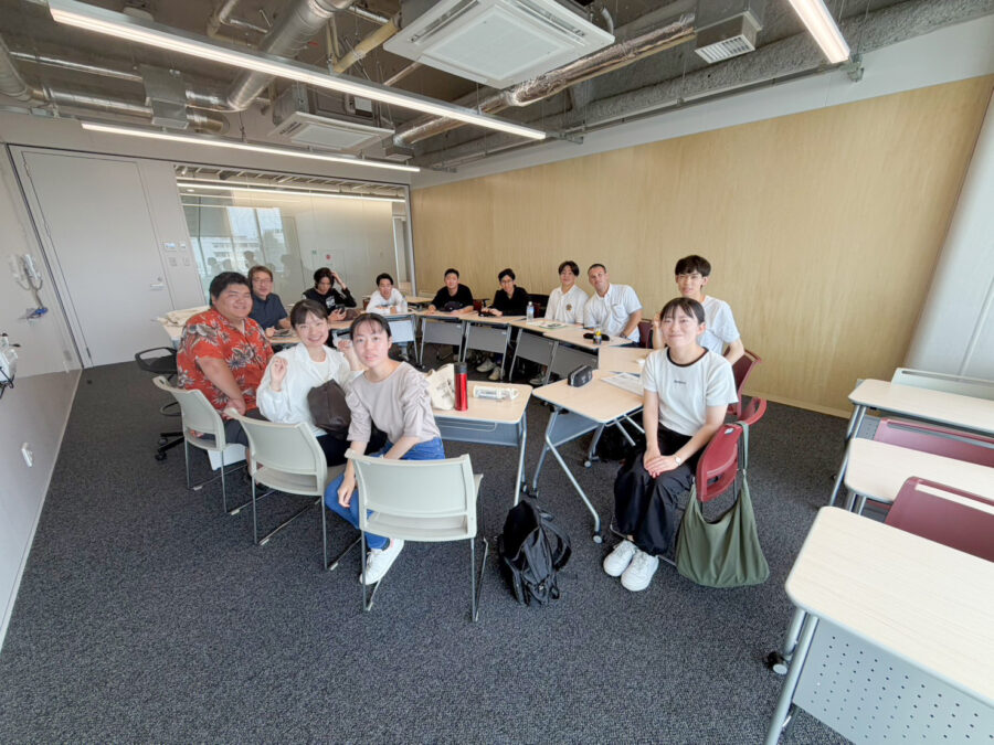 向後ゼミで学生が英語を使って学ぶ様子