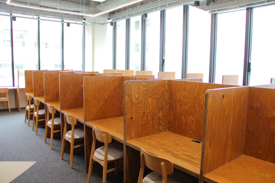 敬愛大学新1号館図書館の個別自習スペース