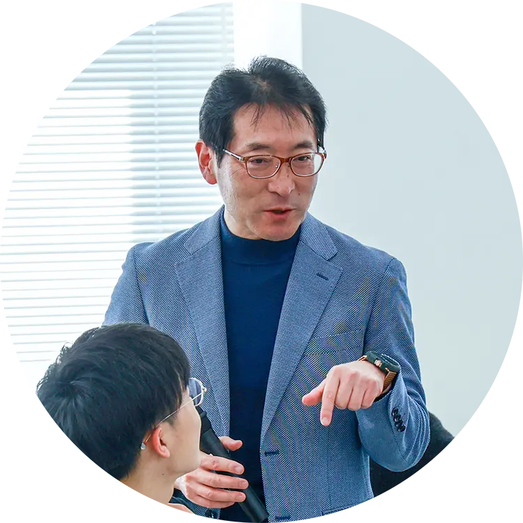 学生と対話する敬愛大学の向後教授